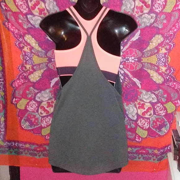 NWOT-UNDER ARMOUR TANK/BRA - Picture 4 of 5